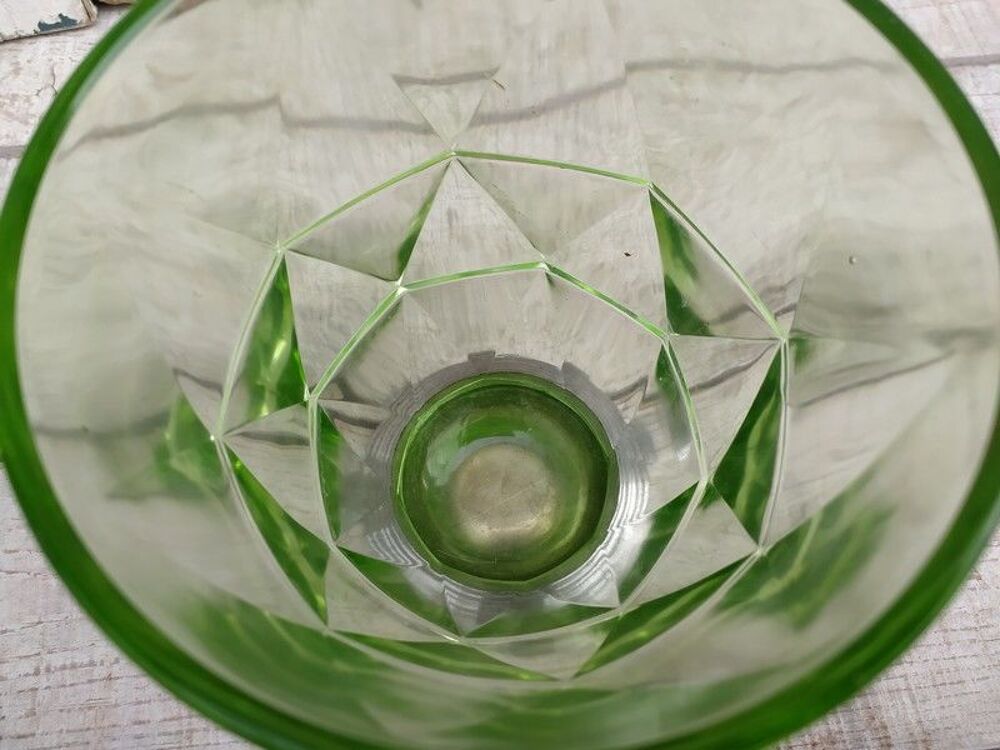 Vase Verre Art D&eacute;co Vert &agrave; Facettes Pied Serti Chrome Décoration