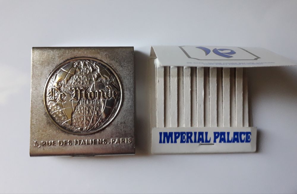 Etui en m&eacute;tal pour pochette d'allumettes journal "Le Monde" 