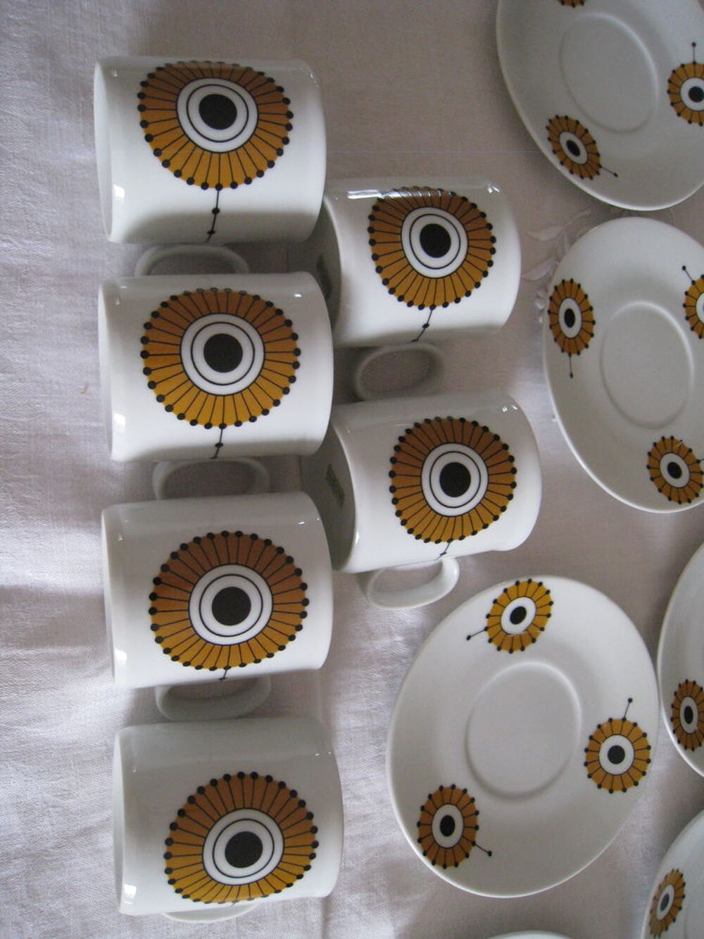 6 tasses et sous tasses vintages 1970- 1975 Cuisine