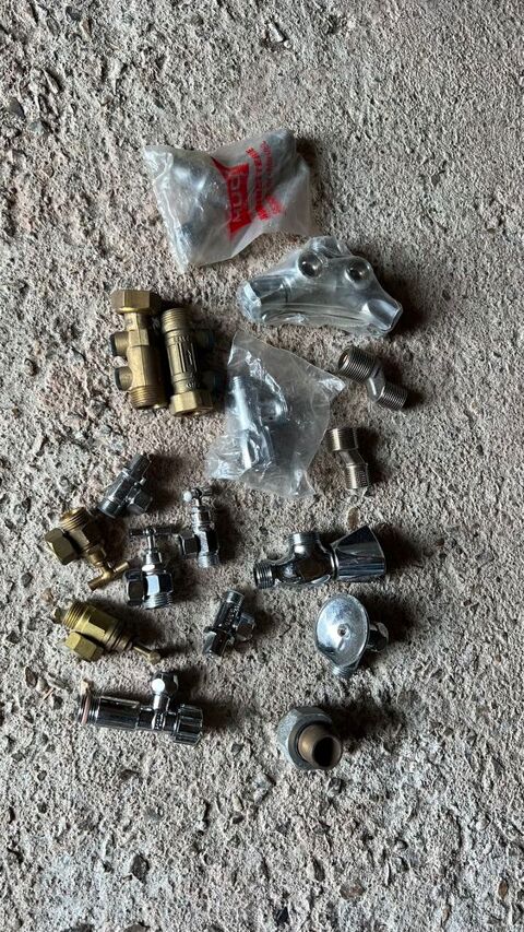 LOT PETITS ROBINETS WC + 1 pour MAL 15 Berric (56)