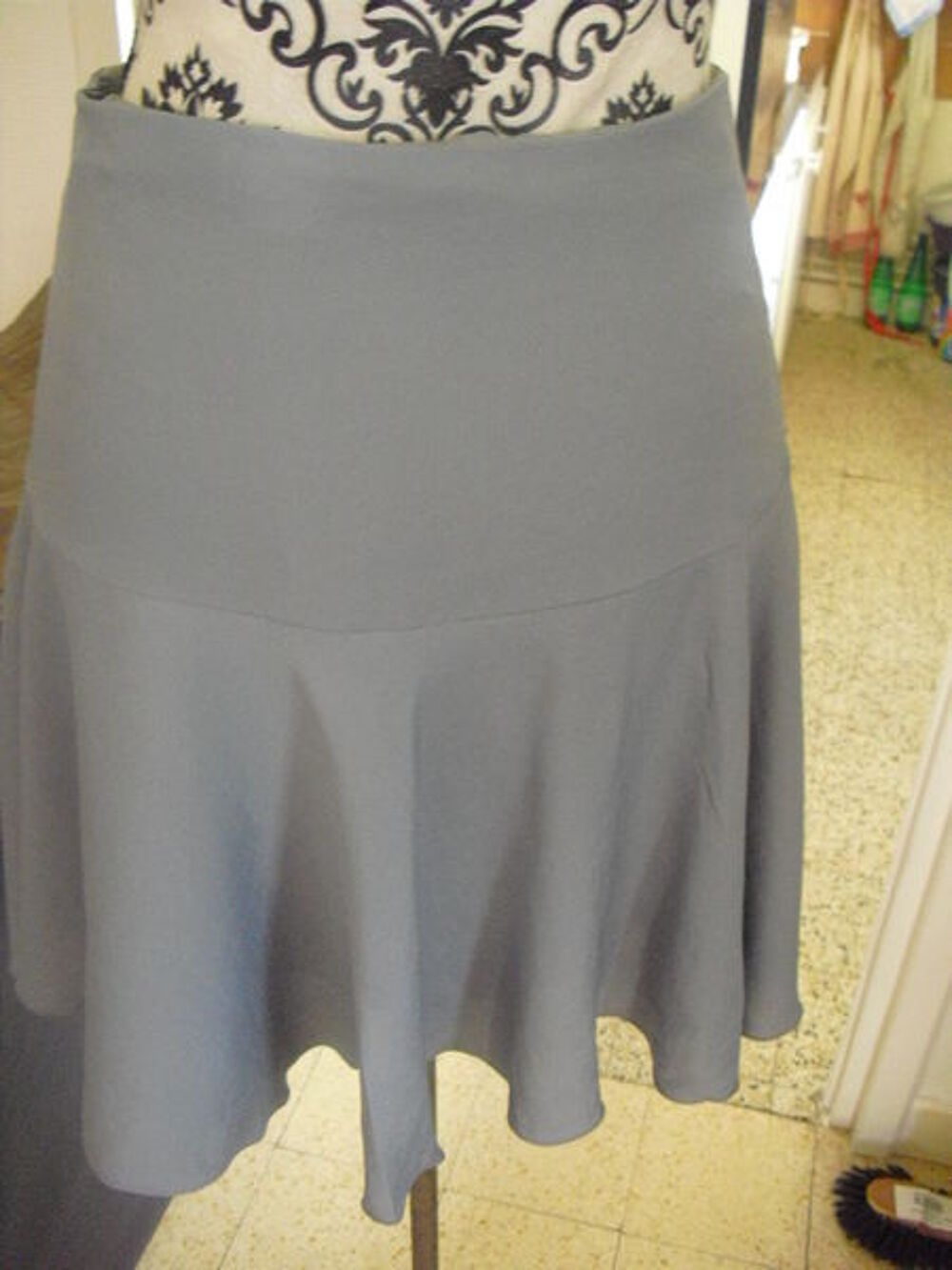 JUPE grise claire forme patineuse ETAM NEUVE TAILLE 36 Vêtements