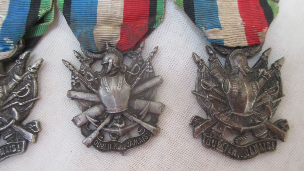 lot m&eacute;dailles militaire. 