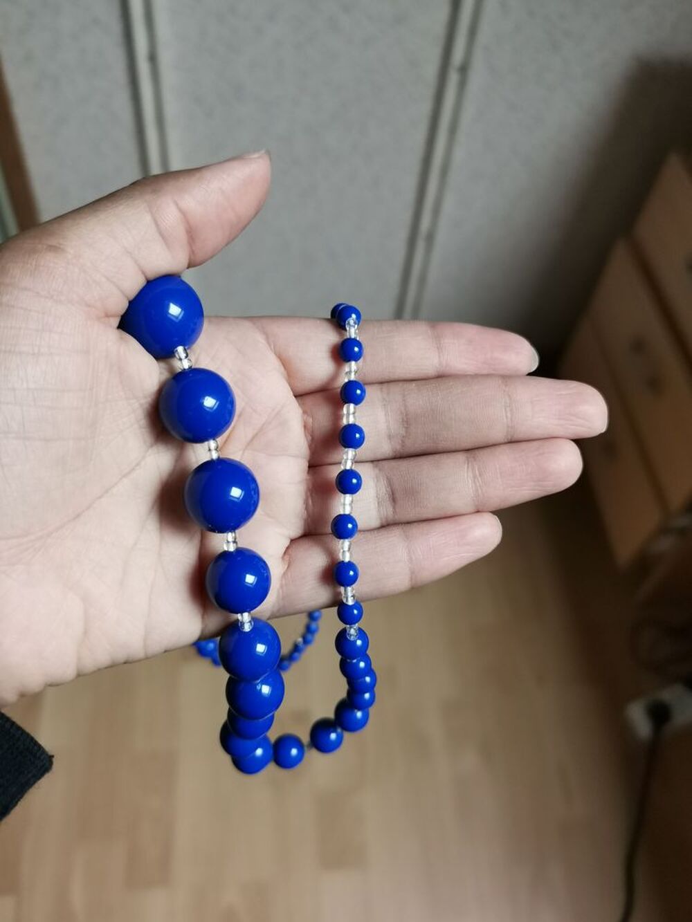 Collier bleu sans marque, jamais port&eacute;. Bijoux et montres