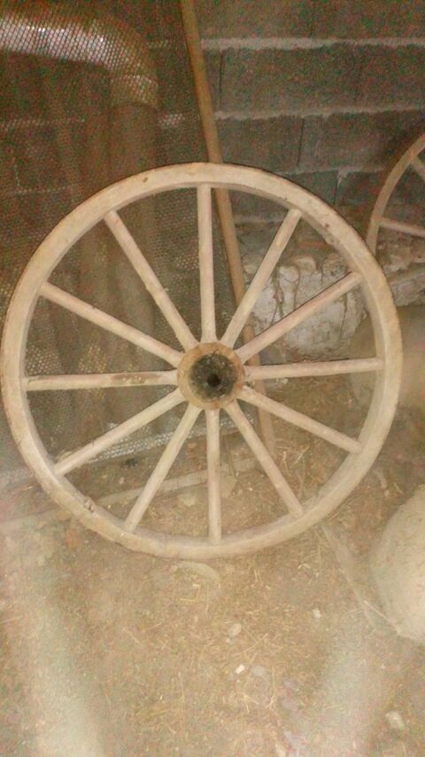 Roue en Bois Ancienne � Rayons 0 Battrans (70)