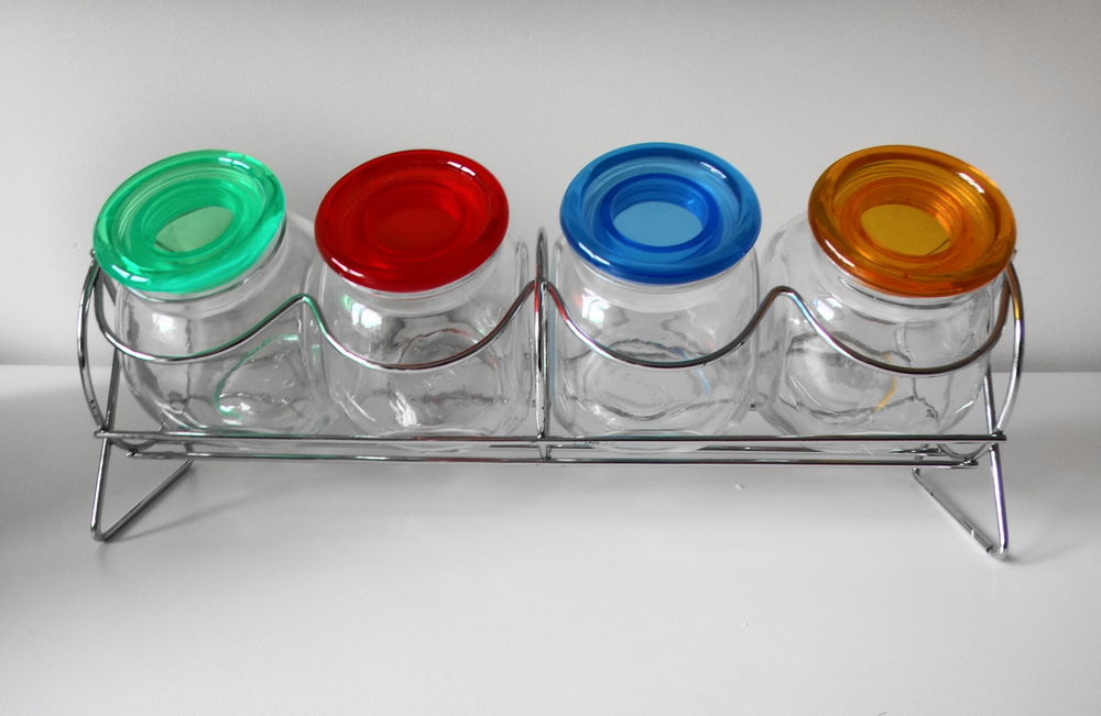 Pots &agrave; condiments en verre sur support chrom&eacute;.
Décoration
