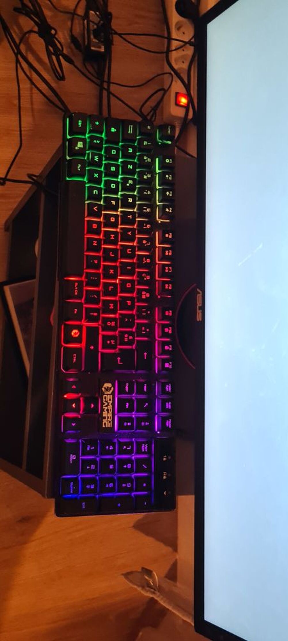PC Gaming tr&egrave;s bonne &eacute;tat &eacute;cran plus color&eacute;es plus clavier Matériel informatique