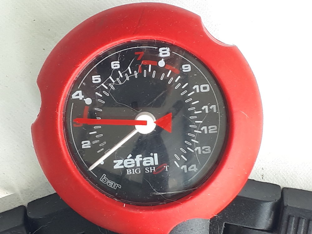 Pompe &agrave; pied avec manom&egrave;tre ZEFAL Bricolage