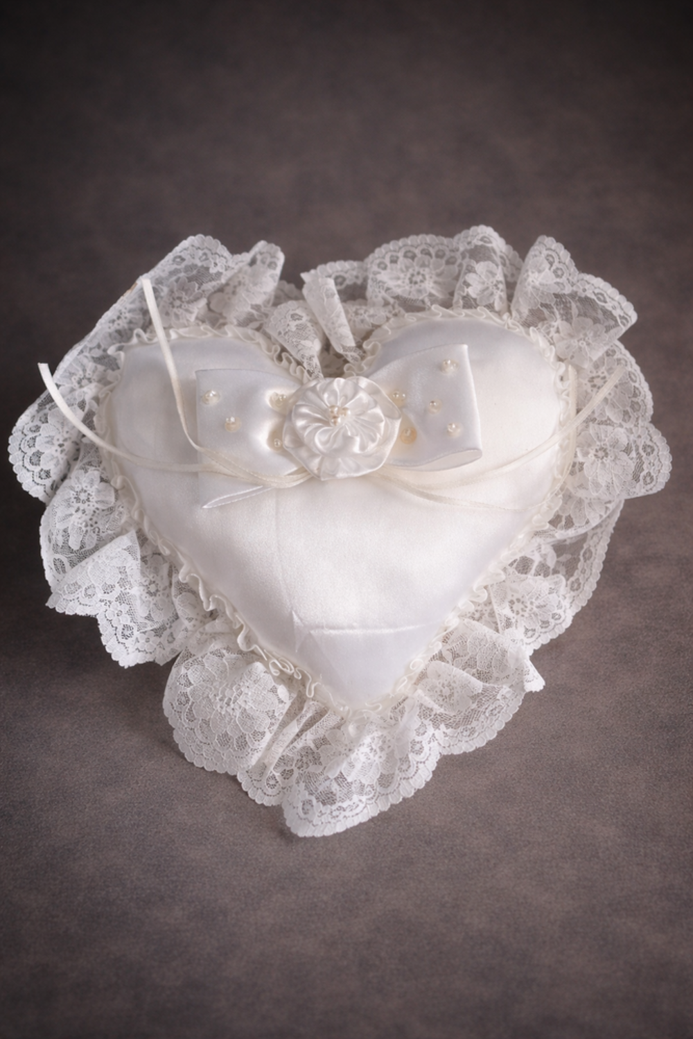 Robe de mari&eacute;e avec tra&icirc;ne, voile, gants et coussin alliance Vêtements