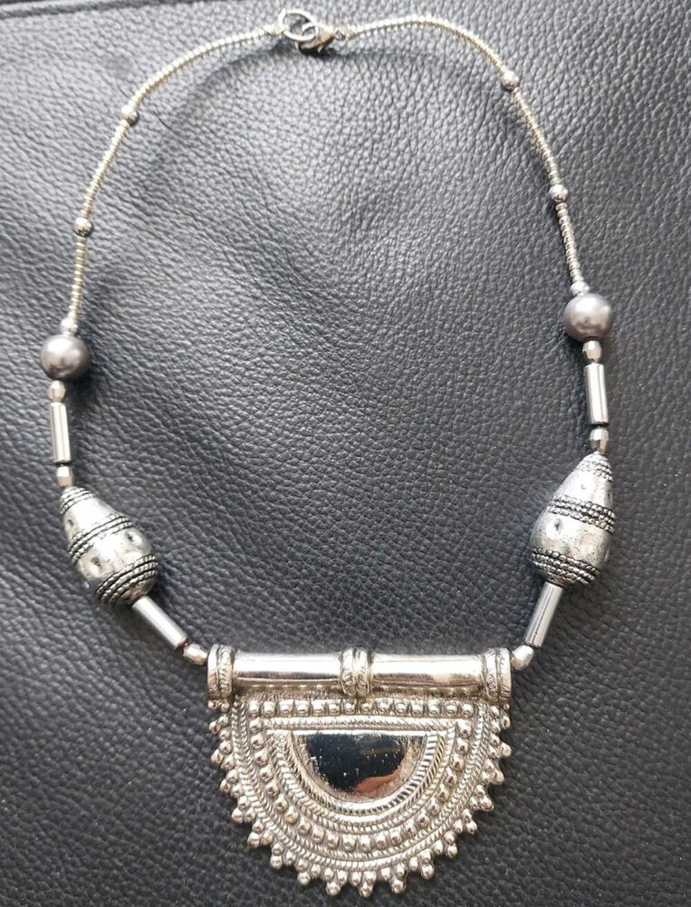 collier &eacute;thnique chic Bijoux et montres