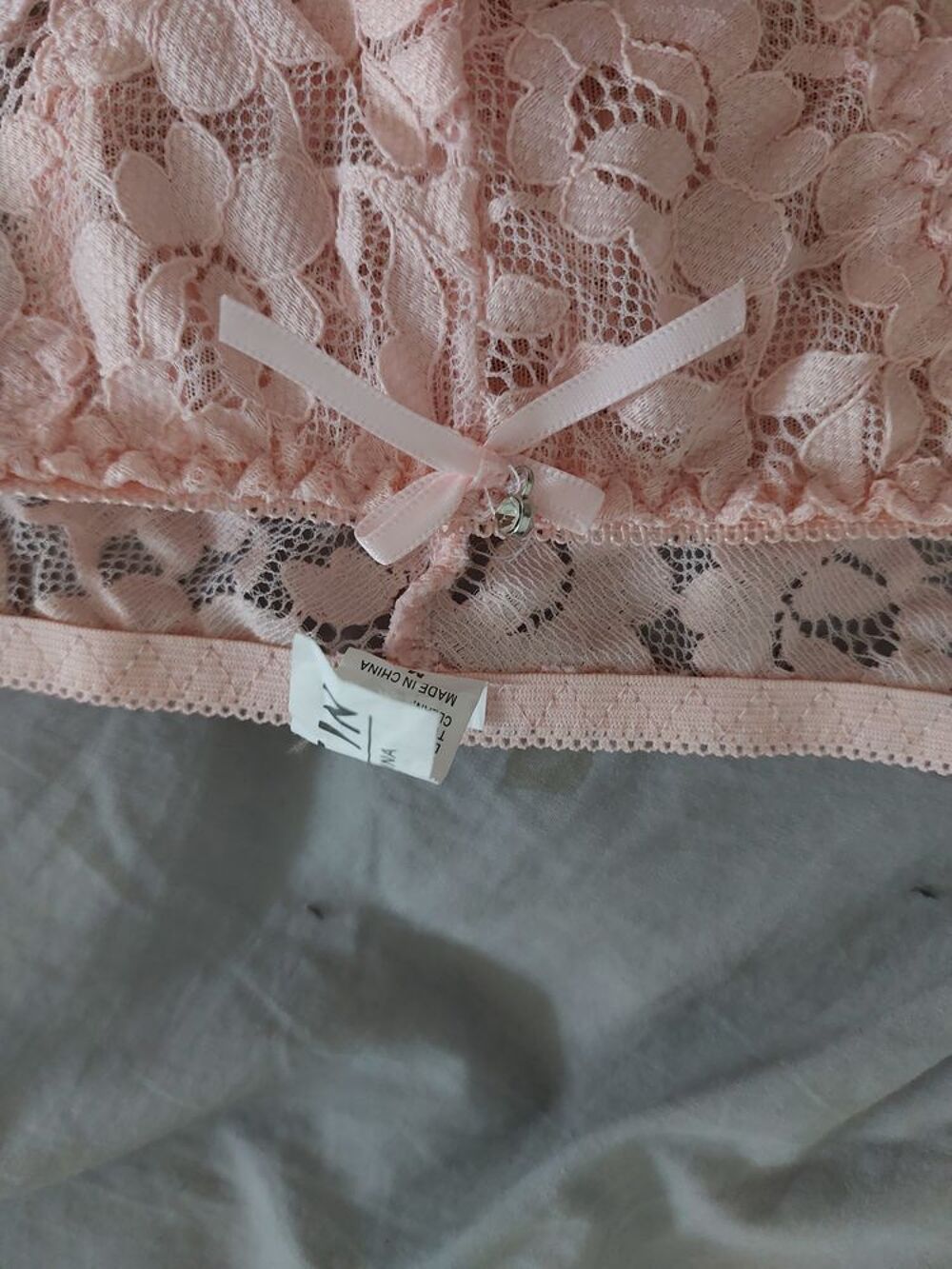 Ensemble lingerie rose p&acirc;le dentelle tr&egrave;s joli! Vêtements