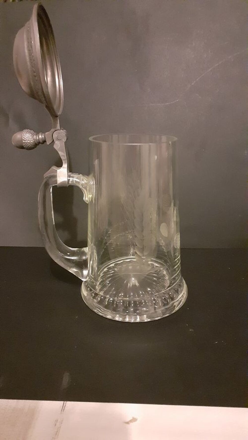 Une chope en verre avec des gravures et couvercle zinc Décoration
