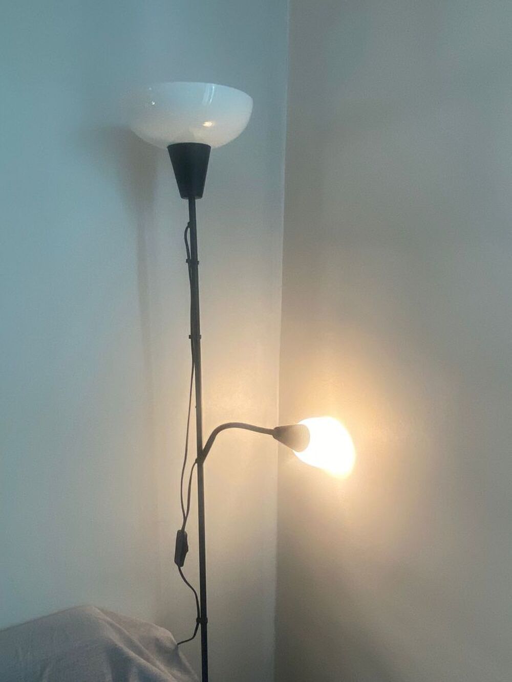 rapide de lampadaire et chaise de travail Meubles
