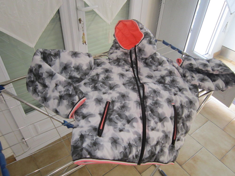 Un blouson avec capuche Vêtements