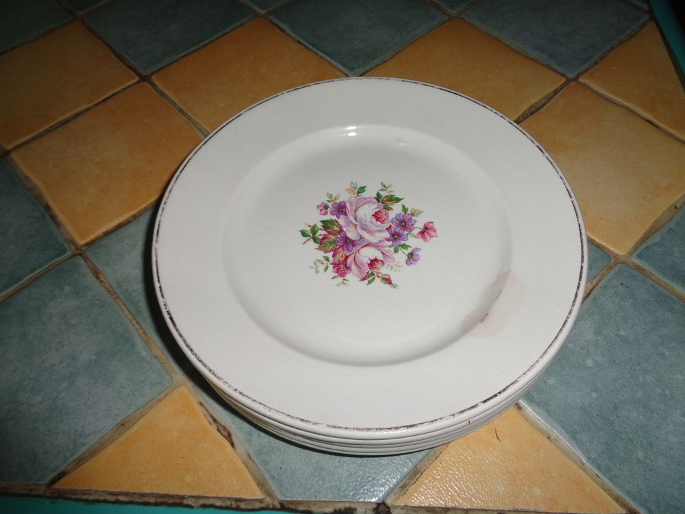 Assiettes &agrave; dessert et compotier Cuisine