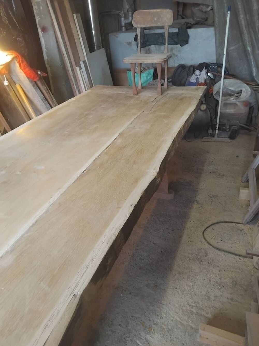 tr&egrave;s belle table de ferme ch&ecirc;ne massif
Et une table de salon Meubles