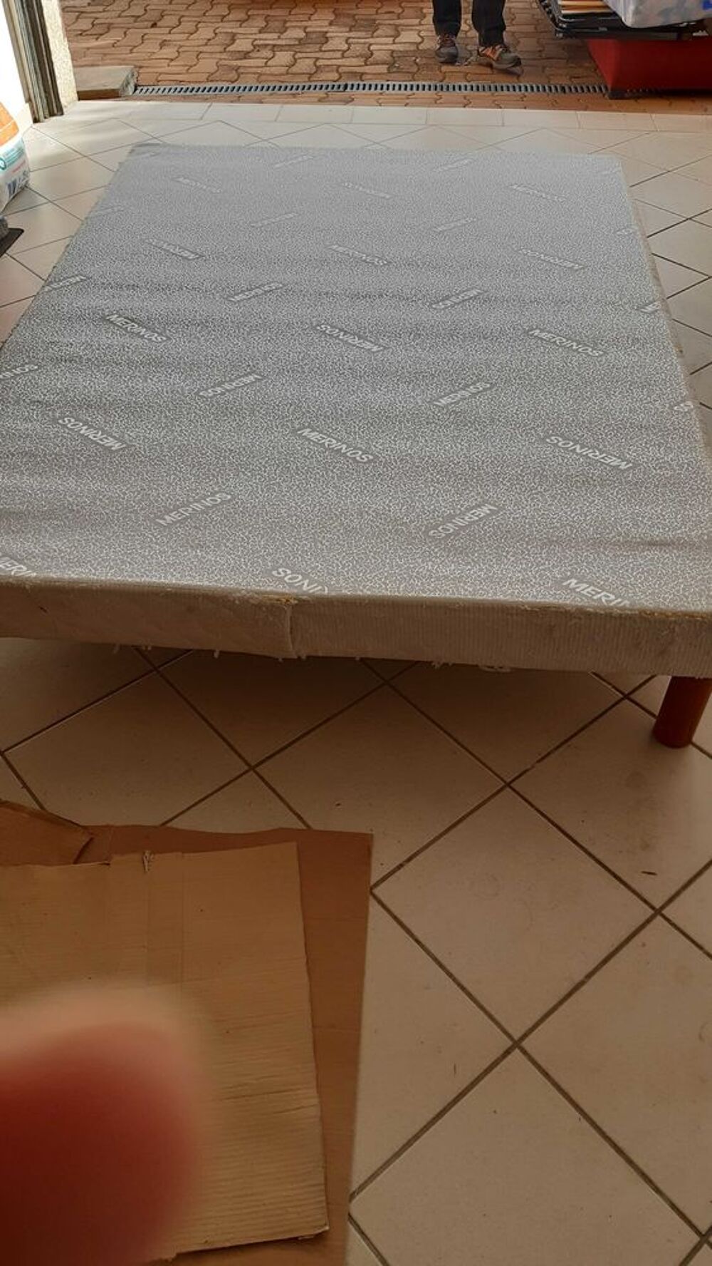 sommier. pieds. matelas Meubles