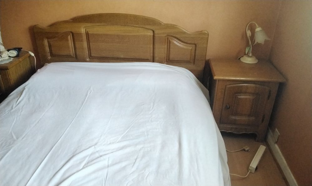 Lit + 2 tables de chevet
Meubles