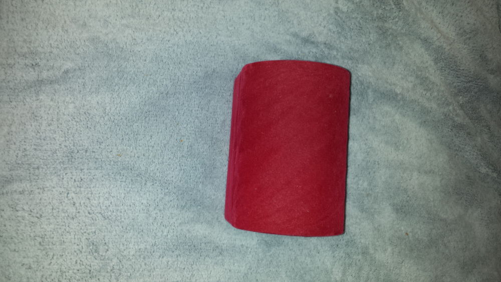 COFFRET ROUGE
LARGEUR 10 CM
LONGUEUR 15 CM Décoration