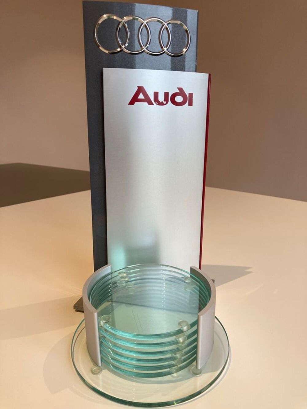 console avec sous verres Audi constructeur Prestige auto 