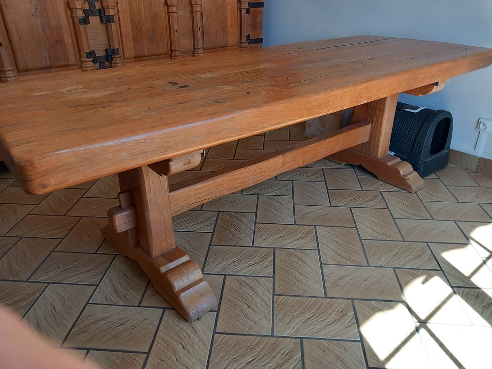 Salle &agrave; manger compl&egrave;te en ch&ecirc;ne massif &agrave; r&eacute;nover. Meubles