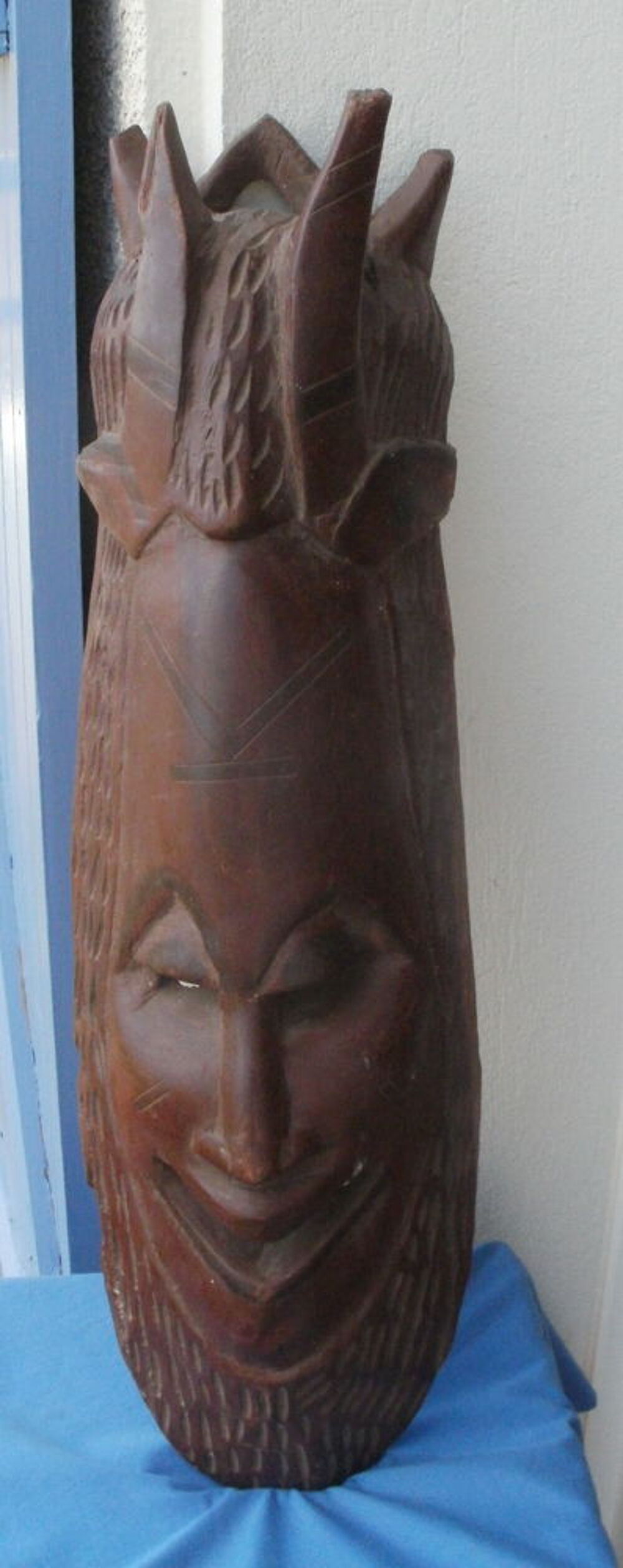 Masque africain en bois sculpt&eacute; Hauteur 63 cm Décoration