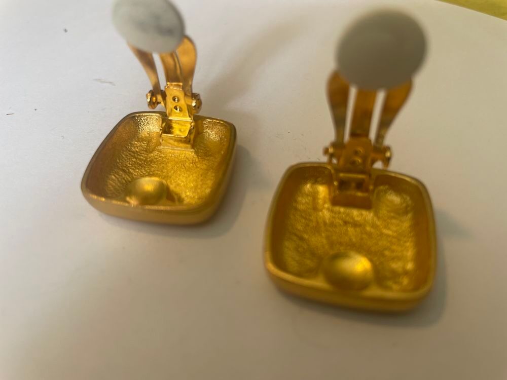 BO Boucles Oreilles, carr&eacute; lisse SR grav&eacute; dor&eacute; satin&eacute; RYKIEL Bijoux et montres