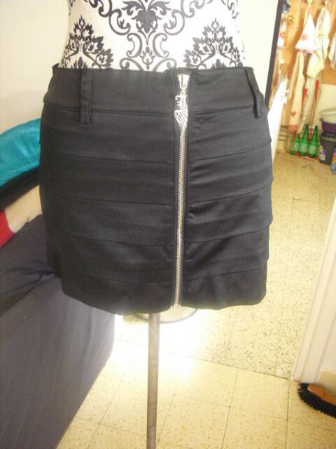 JUPE COURTE satin�e noire volants plaqu�s NEUVE TAILLE 36 8 Lyon 5 (69)