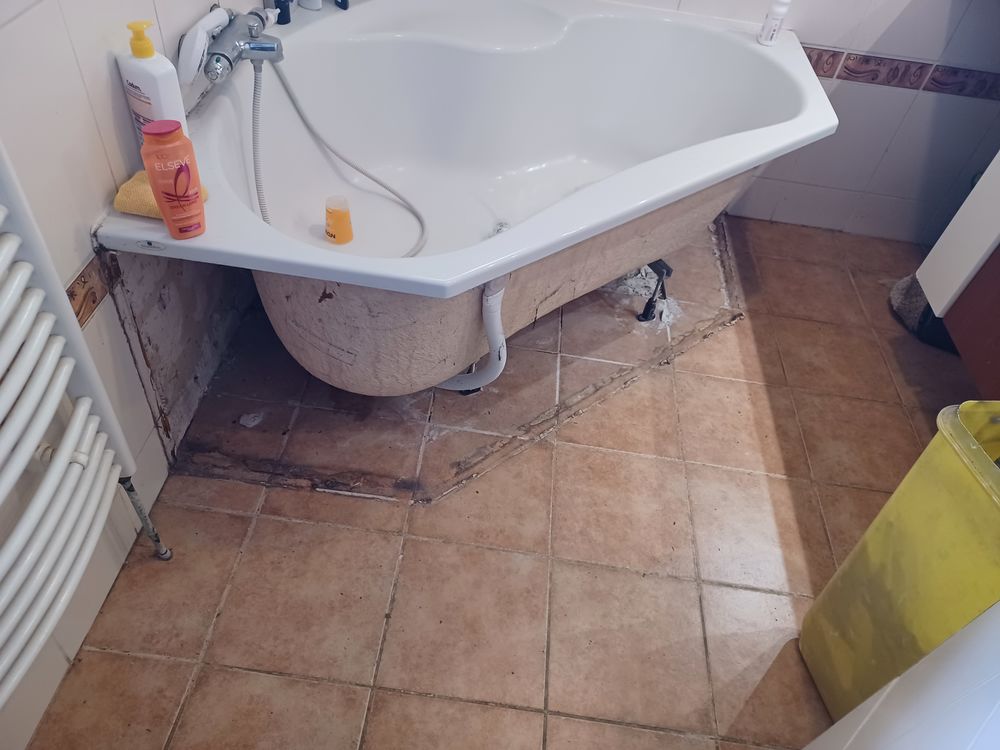 Tr&egrave;s belle salle de bain complet baignoire. Meble de qualit&eacute; Meubles