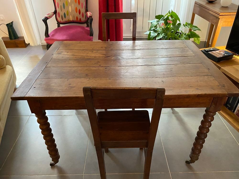 Table de salon ou de bureau antiquaire et chaises Meubles