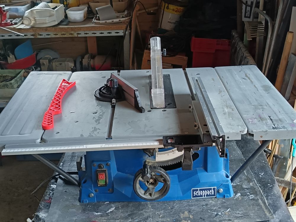 Scie &eacute;lectrique,sur table pour bois et autres mat&eacute;riaux. Bricolage