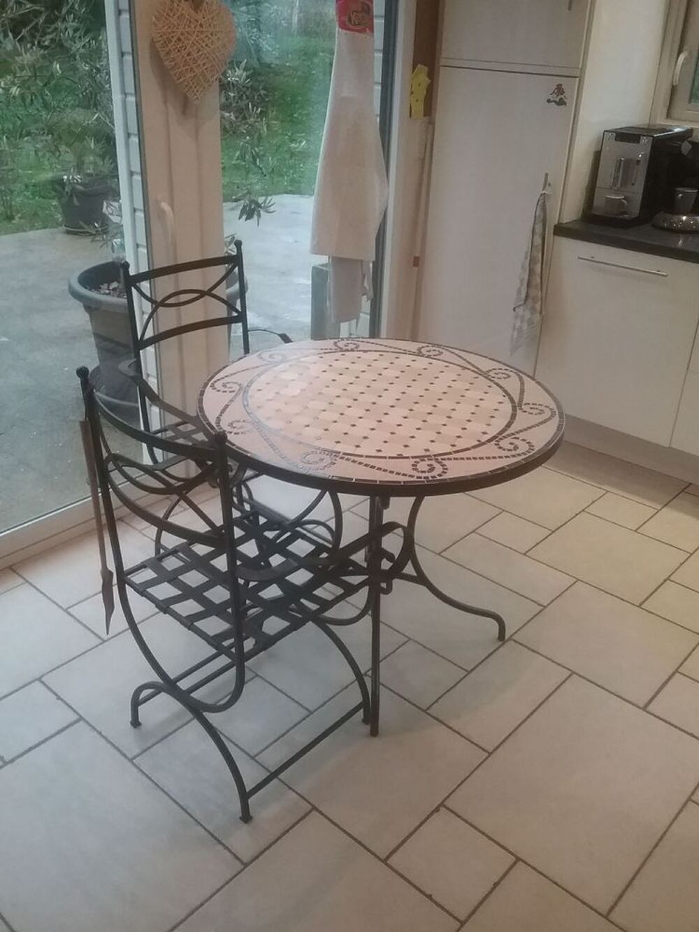 &Agrave; SAISIR TABLE en fer forg&eacute;, plateau mosa&iuml;que Meubles