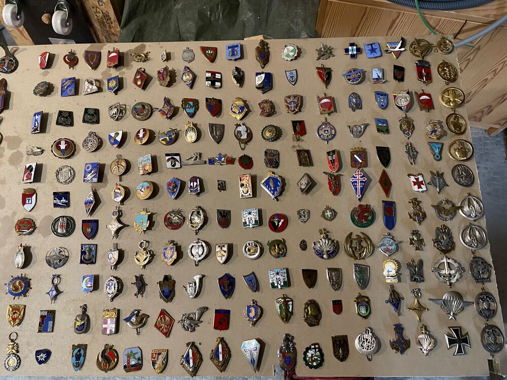 278 insignes militaires collections. 