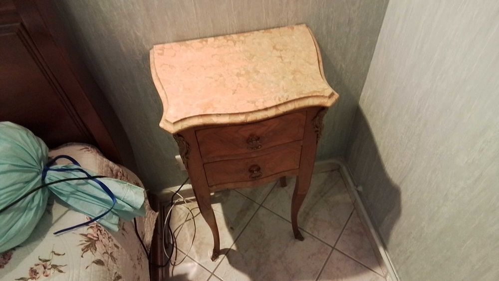 2 tables de nuit bois de rose. Meubles