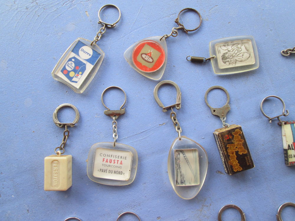 Lot de 32 vieux porte-cl&eacute;s publicitaires 