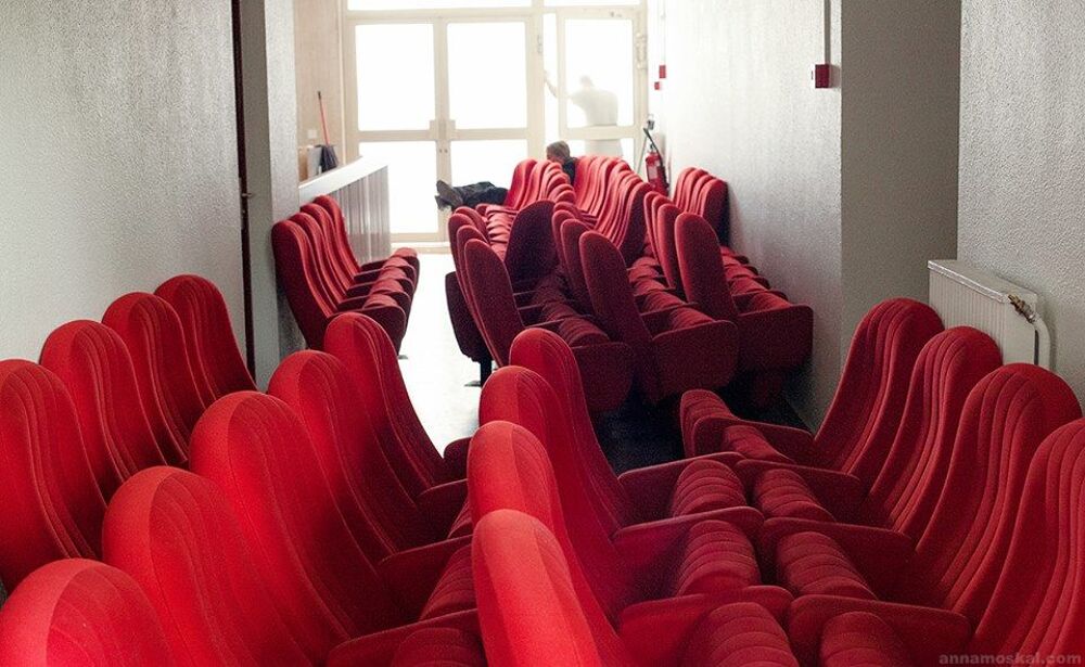 Lot de 80 fauteuils rouges de th&eacute;&acirc;tre / cin&eacute;ma
Meubles
