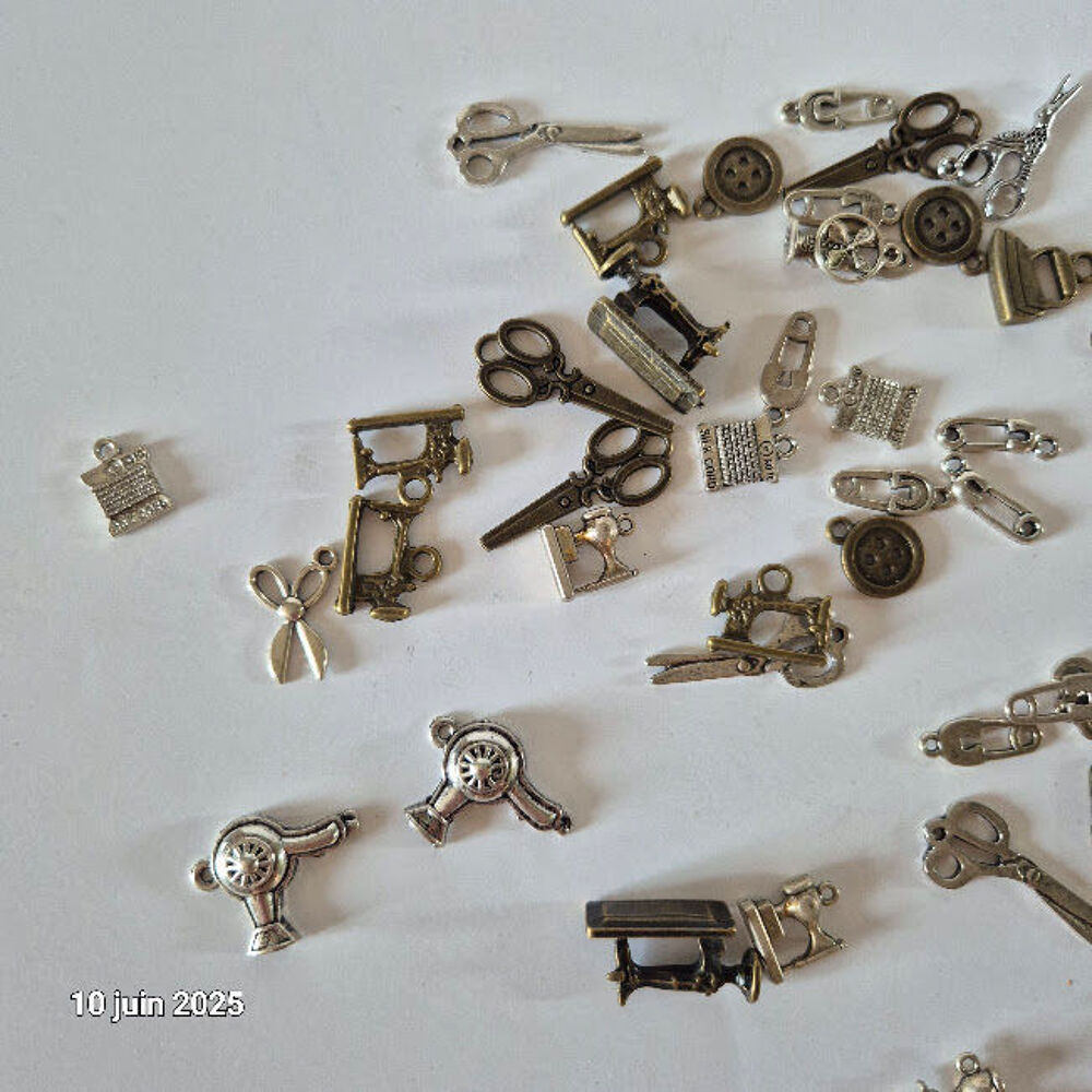 Lot de fer &agrave; repasser, d'&eacute;pingles &agrave; nourrice, boutons, s&egrave;che Bricolage
