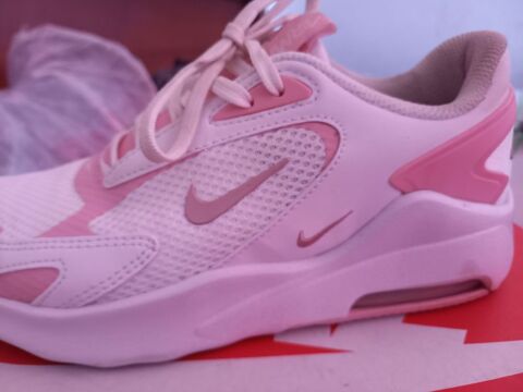 Basket air max nike blanc et rose
80
Taille : 36.5!   80 Pointe--Pitre (97)