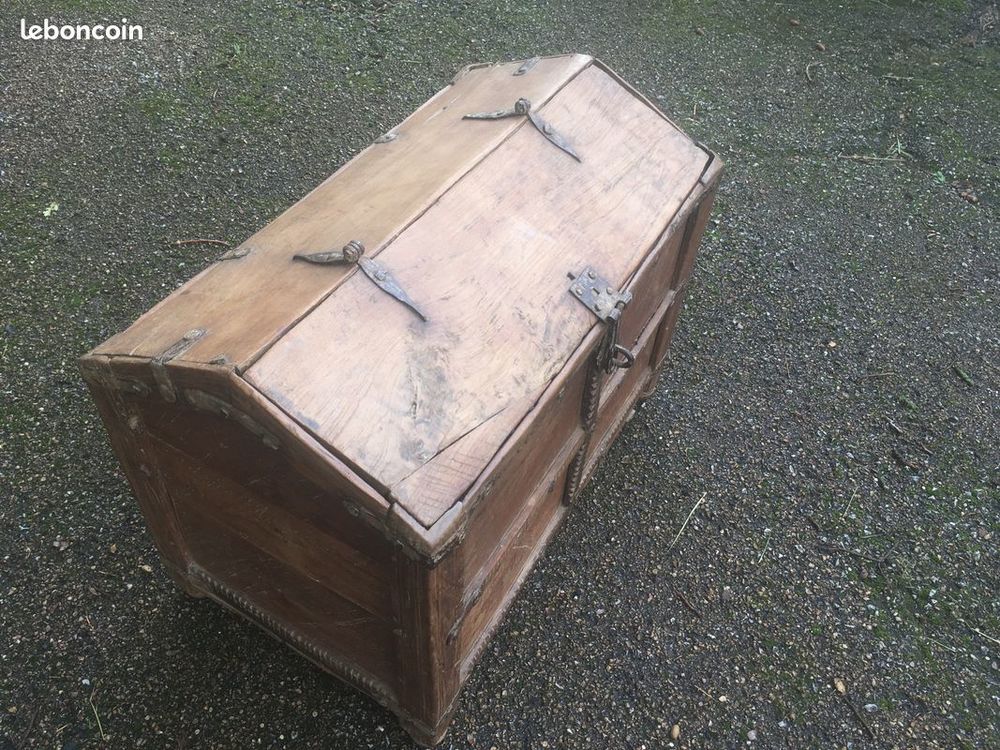 Petit coffre afghan
en forme de chasse ouvrant par abattant Meubles