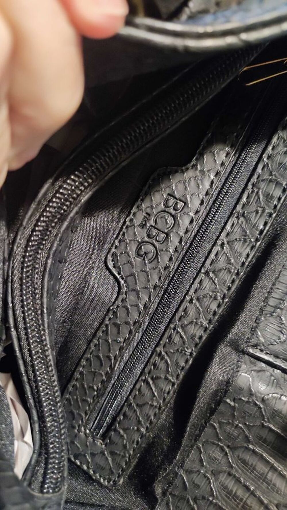 Superbe sac cuir vegan fa&ccedil;on reptile. breloque en fausse fourrure. BCBG. plusieurs compartiments int&eacute;rieur Maroquinerie