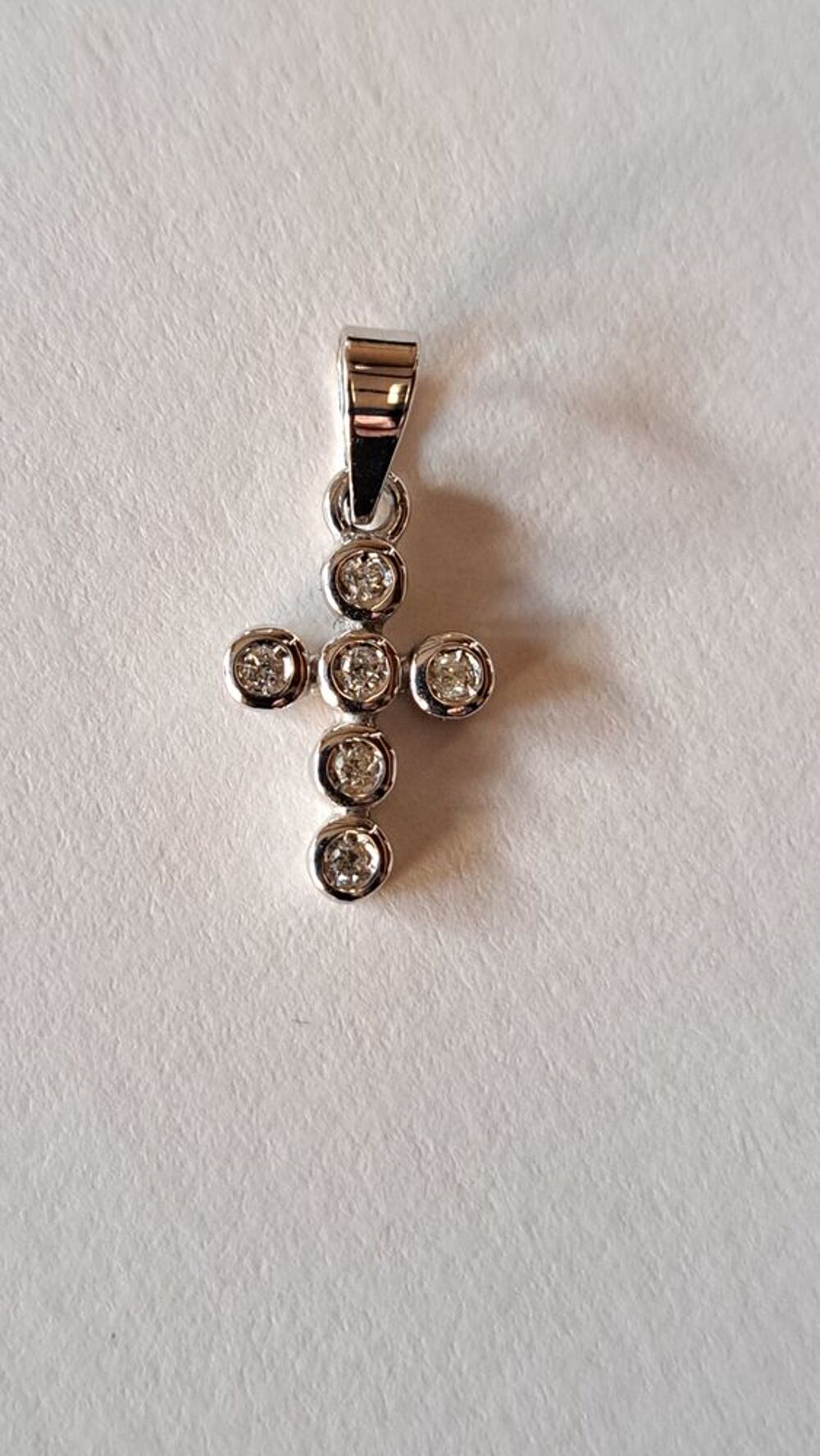 Superbe Croix or blanc 18 Carats
Avec Diamants 
+Ecrin Bijoux et montres