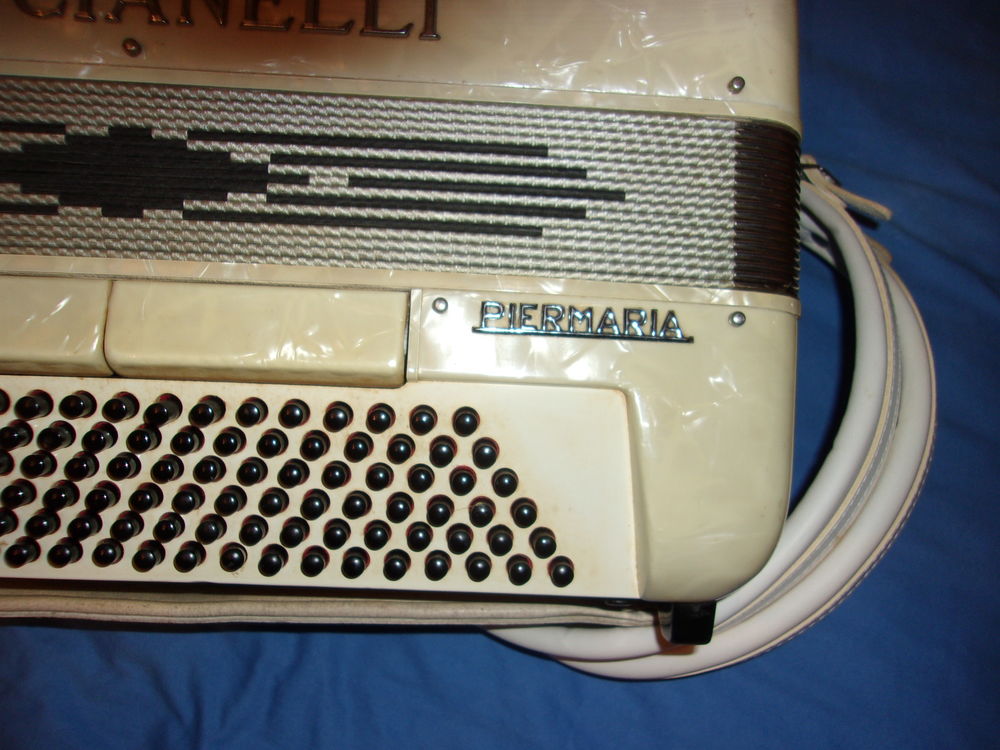 Accord&eacute;on Crucianelli &eacute;lectrifi&eacute; Instruments de musique