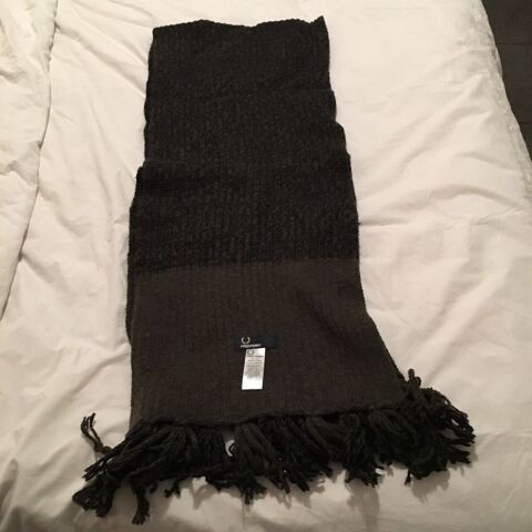 Echarpe marque Fred Perry 70 Paris 15 (75)