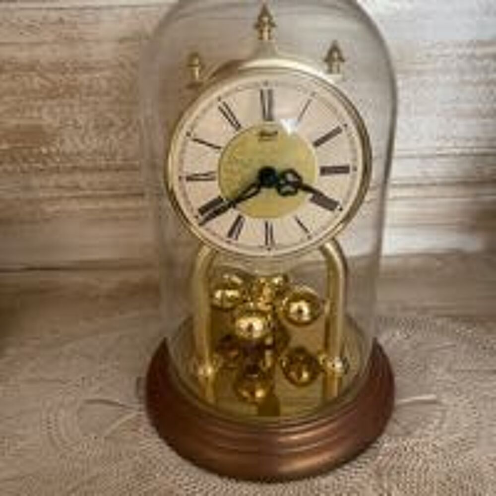 Horloge de table en verre. Décoration