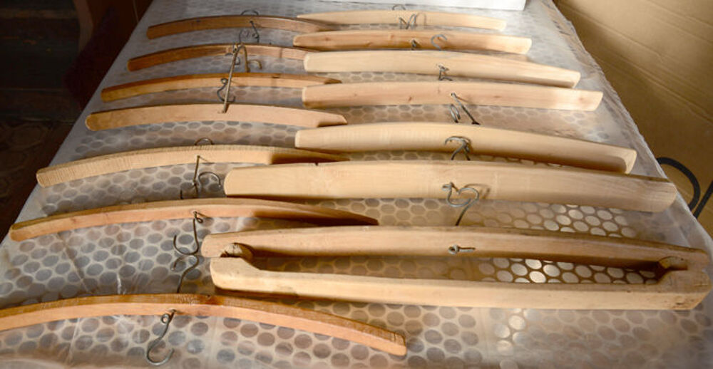 14 rares anciens porte-manteaux artisanaux larges, en bois Meubles