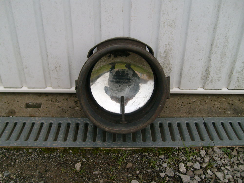 Un ancien phare ac&eacute;tyl&egrave;ne pour ancienne voiture 