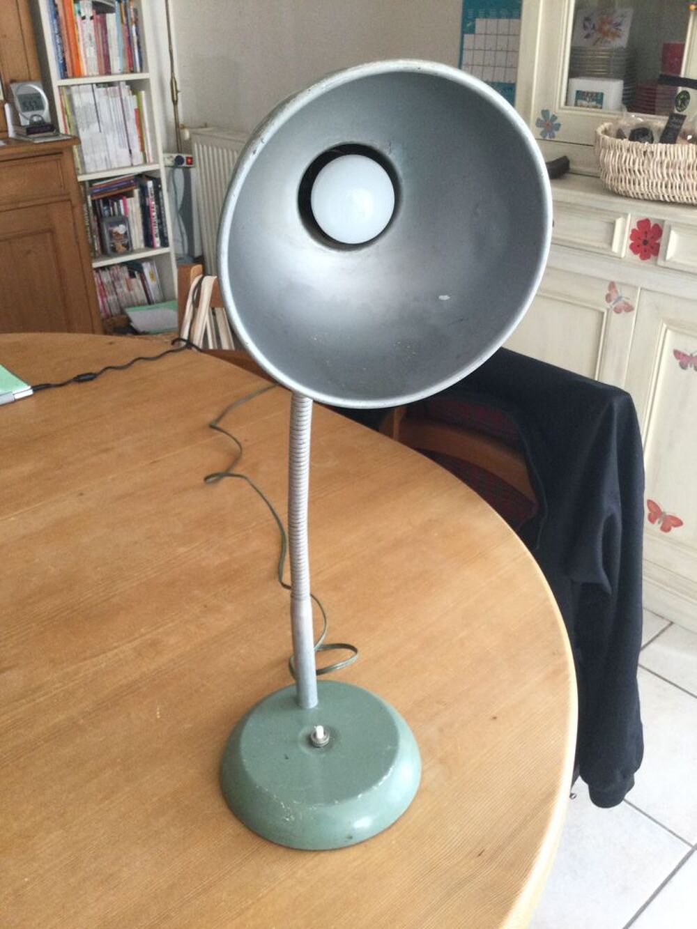 Lampe &agrave; poser industrielle flexible vintage Décoration