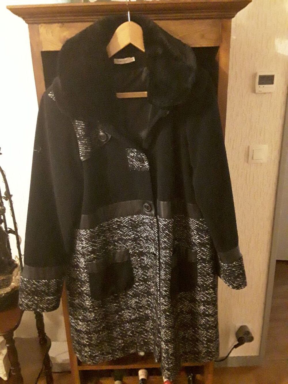 deux ensembles veste et robe plus un manteau Vtements