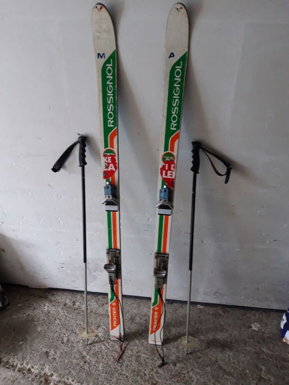 Paire de skis et b&acirc;tons Sports