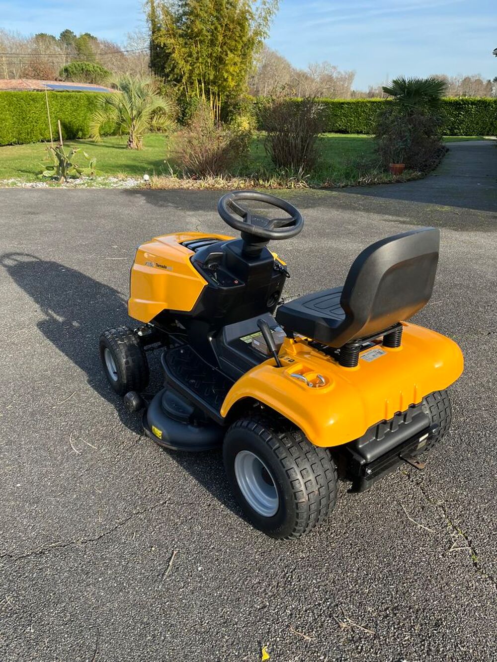 Tondeuse autoport&eacute;e, " tracteur" . Jardin