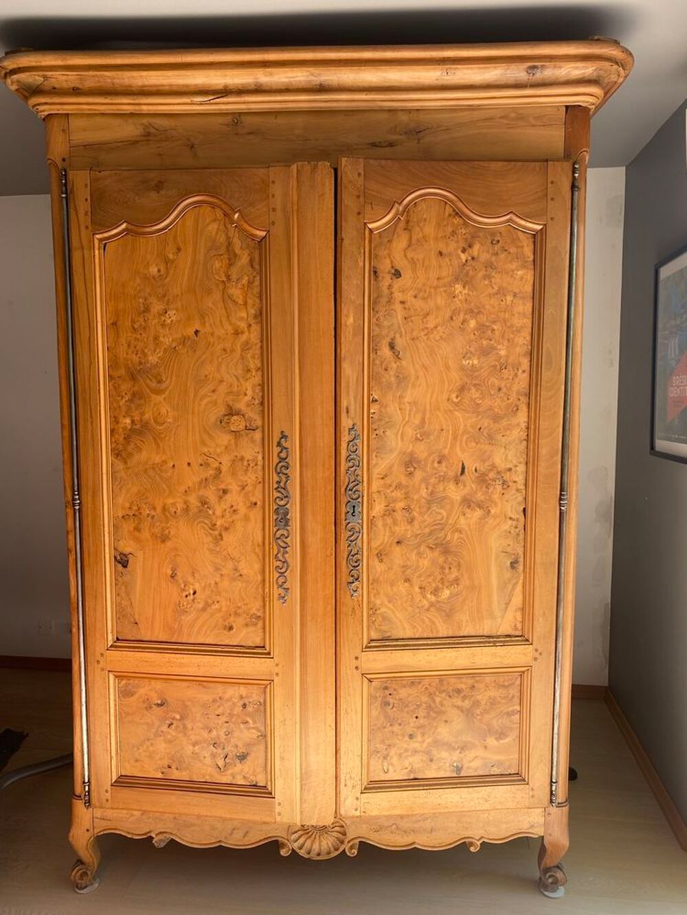 armoire ancienne ch&ecirc;ne massif portes en ronce de noyer Meubles
